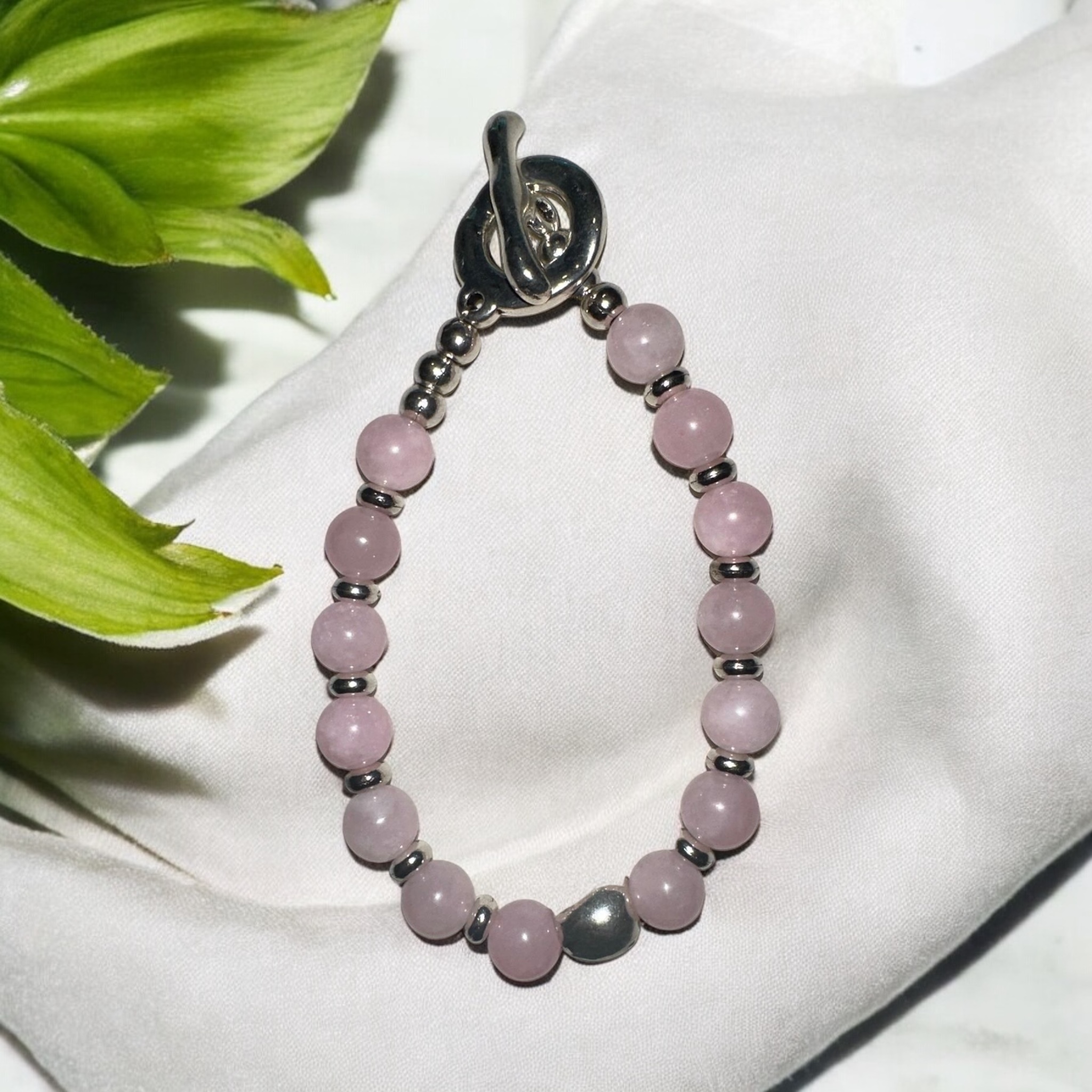 Pulsera hecha a mano de zamak con cuarzo rosa