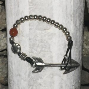 Pulsera artesanal de zamak con diseño de flecha