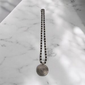 Collar de lava y cuarzo